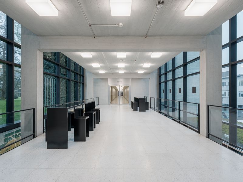 Umbauten HPT – Auf den bauzeitlichen Zustand zurückgebaute Galerie mit neuen Brüstungen, Leuchten, Brandschutztüren und Mobiliar – Beat Bühler